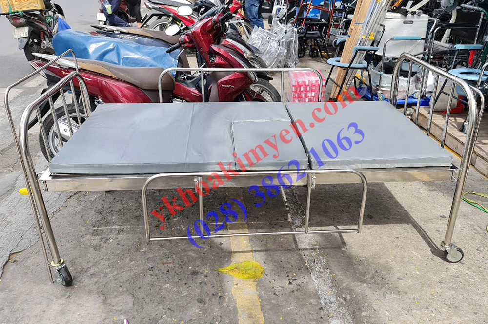 Giường inox 1 tay quay có nệm có vây có bánh xe có bô vệ sinh